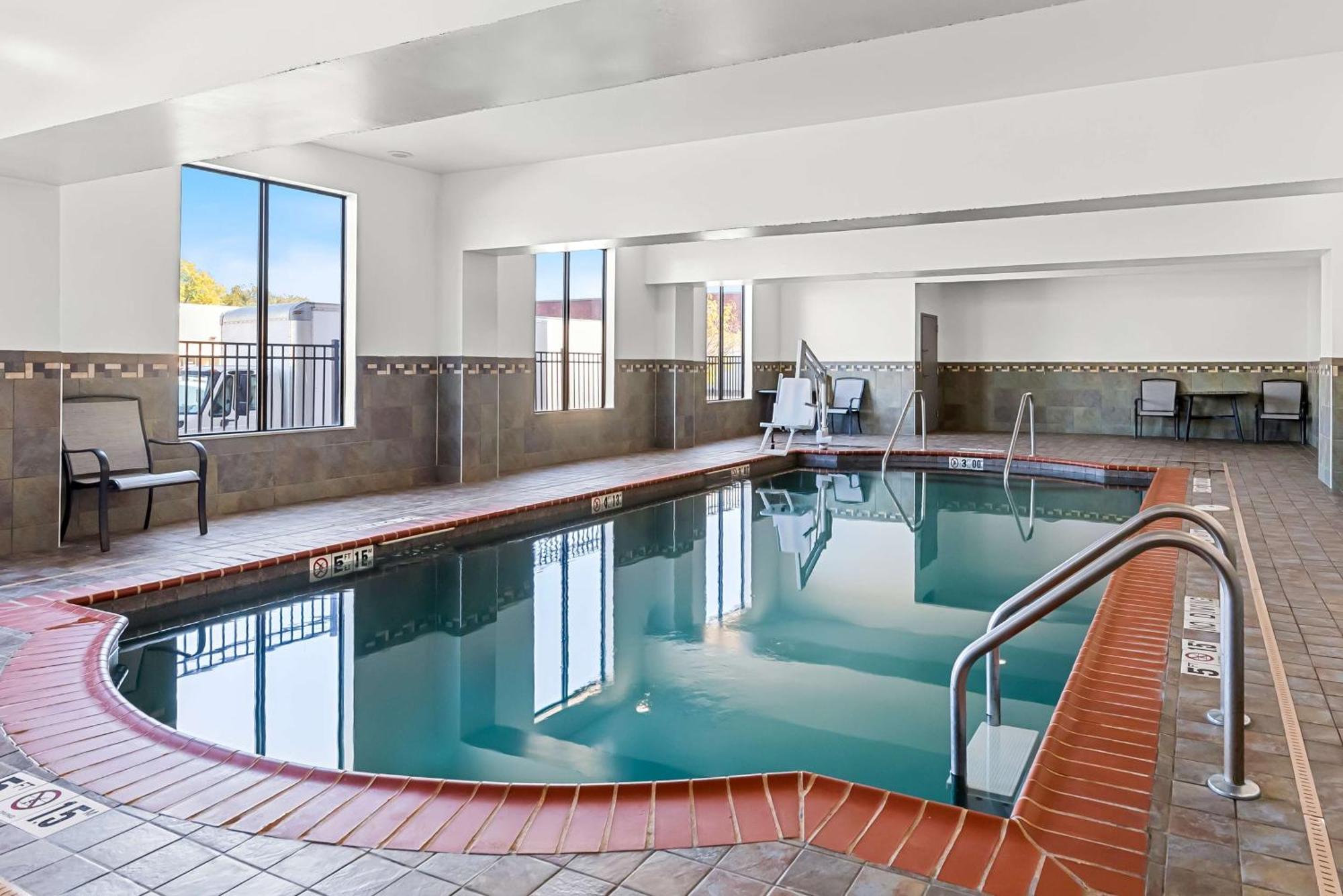 הייזלווד Best Western St. Louis Airport North Hotel & Suites מראה חיצוני תמונה