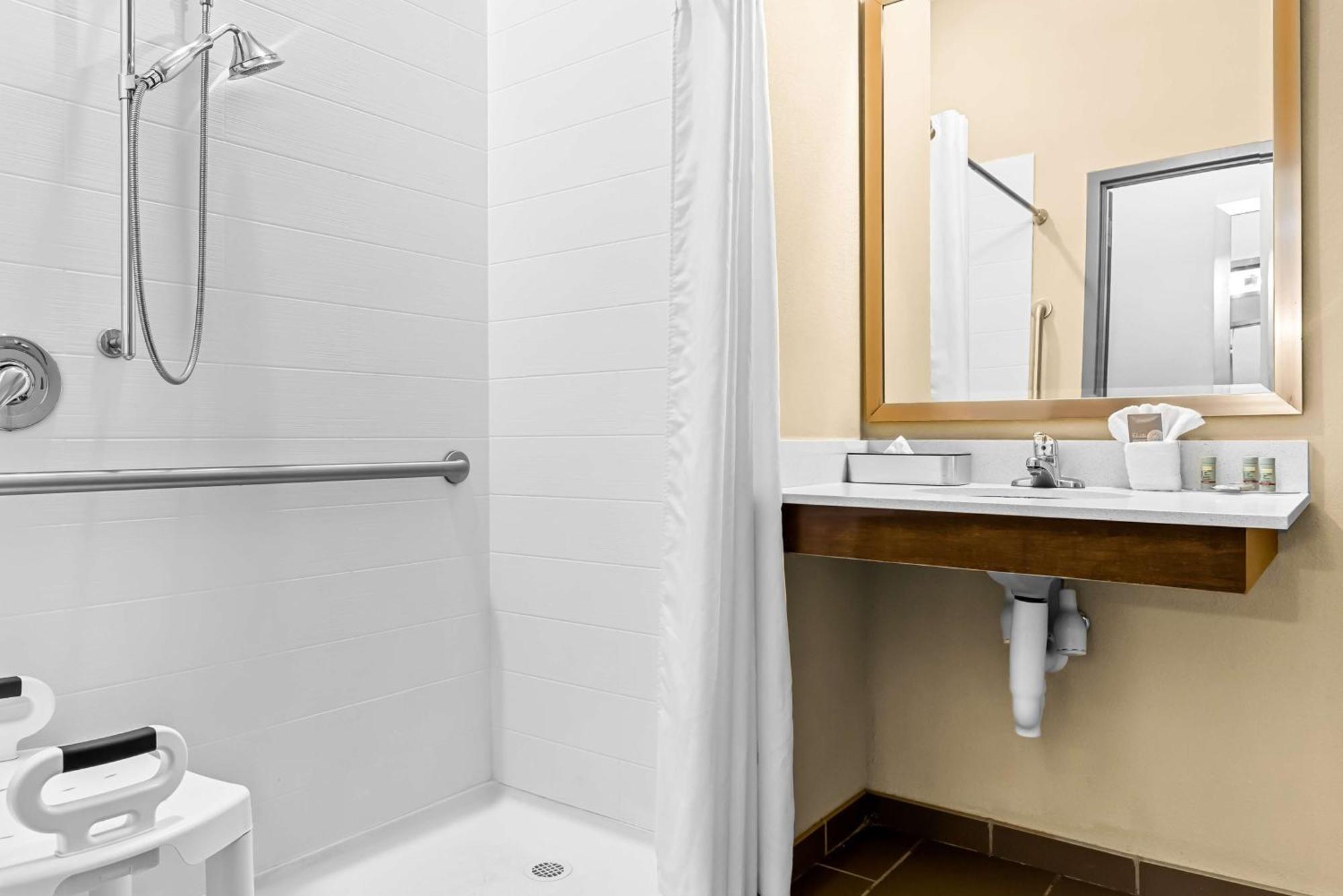 הייזלווד Best Western St. Louis Airport North Hotel & Suites מראה חיצוני תמונה