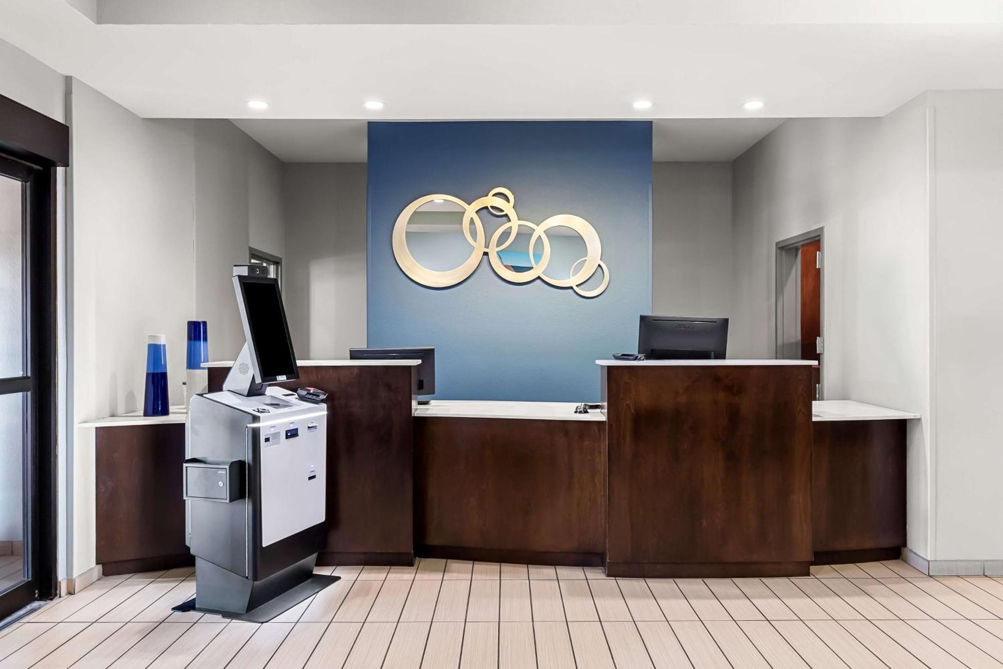 הייזלווד Best Western St. Louis Airport North Hotel & Suites מראה חיצוני תמונה